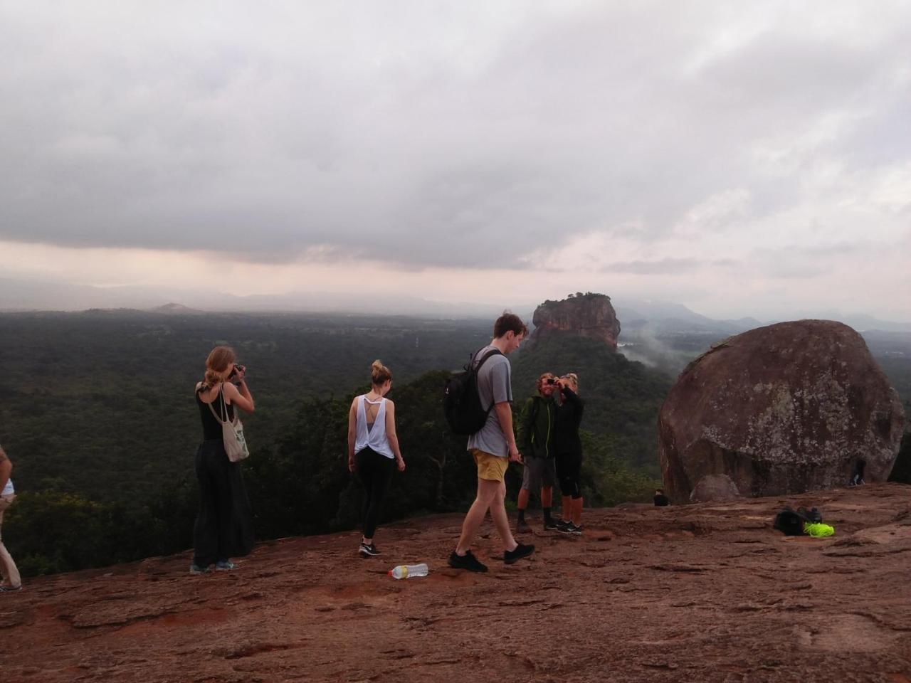 One More Night Hostel Sigiriya Exteriér fotografie