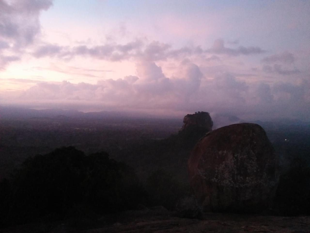 One More Night Hostel Sigiriya Exteriér fotografie